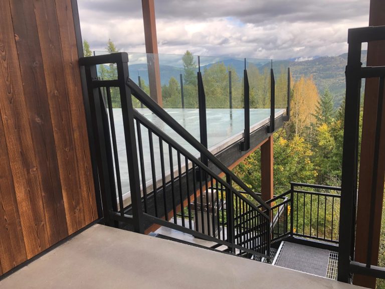 Modern topless glass railing with picket railing